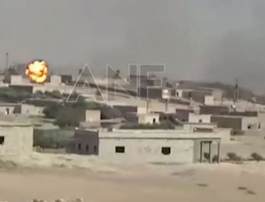 Η στιγμή που Κούρδοι και Αμερικανοί βομβαρδίζουν χωριό με τζιχαντιστές στη Συρία (βίντεο)